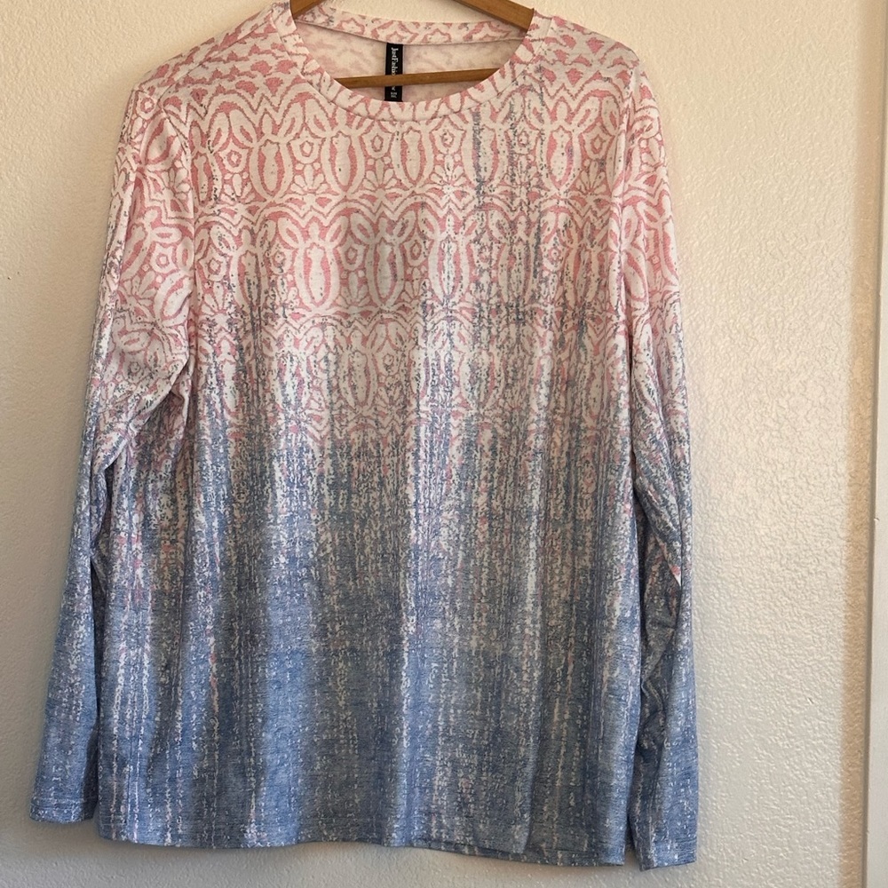 Long Sleeve Crew Neck Graphic Tee with Gradient Pattern Women Size 2XL - Picture 2 of 5